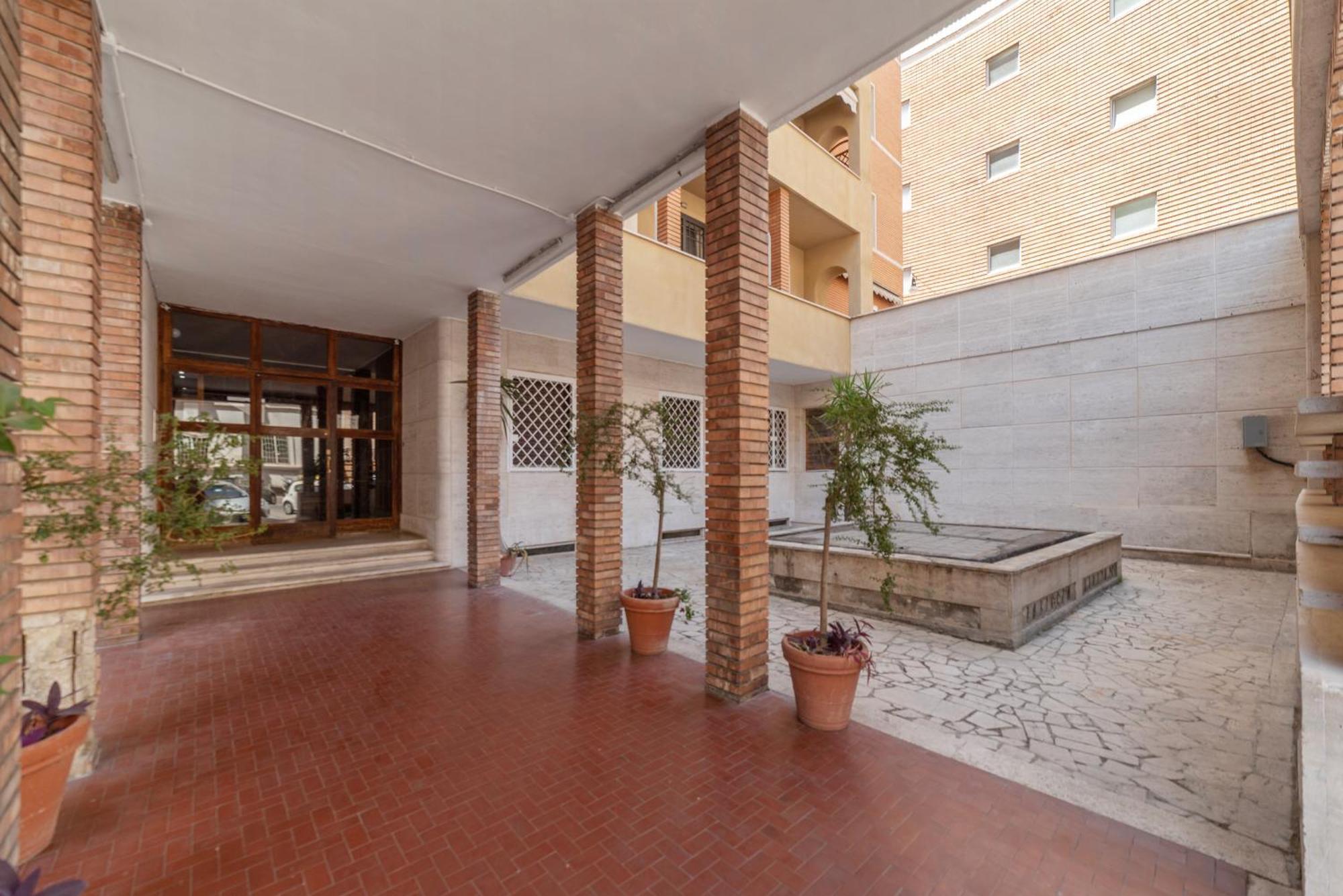 Vittoria Quarter Modern