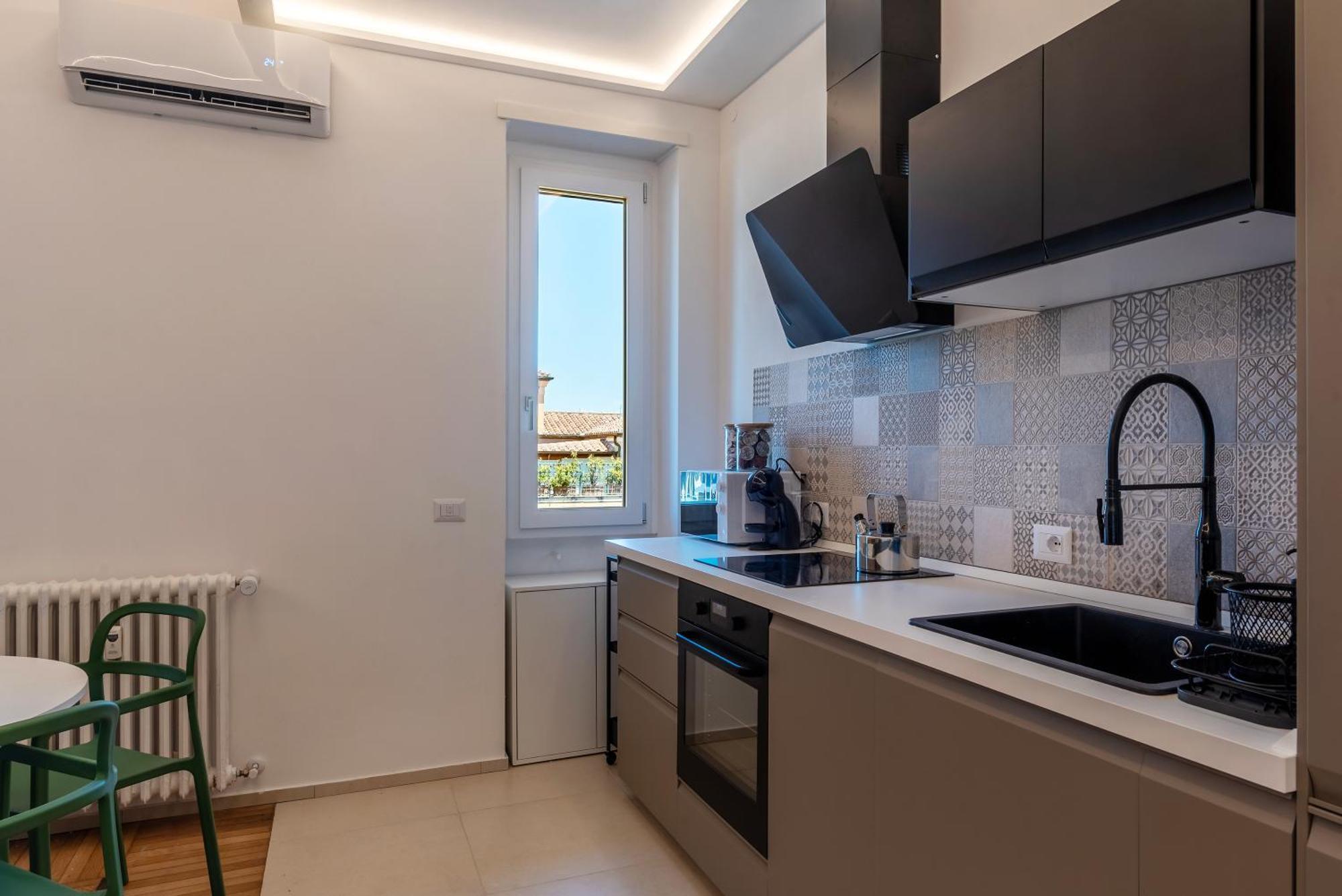 Vittoria Quarter Modern